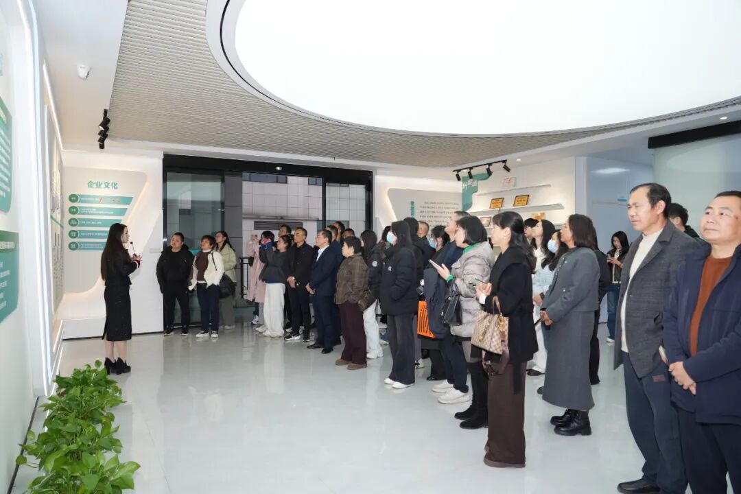 全省农业国际贸易高质量发展业务培训班赴湘丰茶业集团开展现场观摩活动:聚焦贸易基地建设 探访国际化发展路径 全省农业国际贸易高质量发展业务培训班赴湘丰茶业集团开展现场观摩活动:聚焦贸易基地建设 探访国际化发展路径